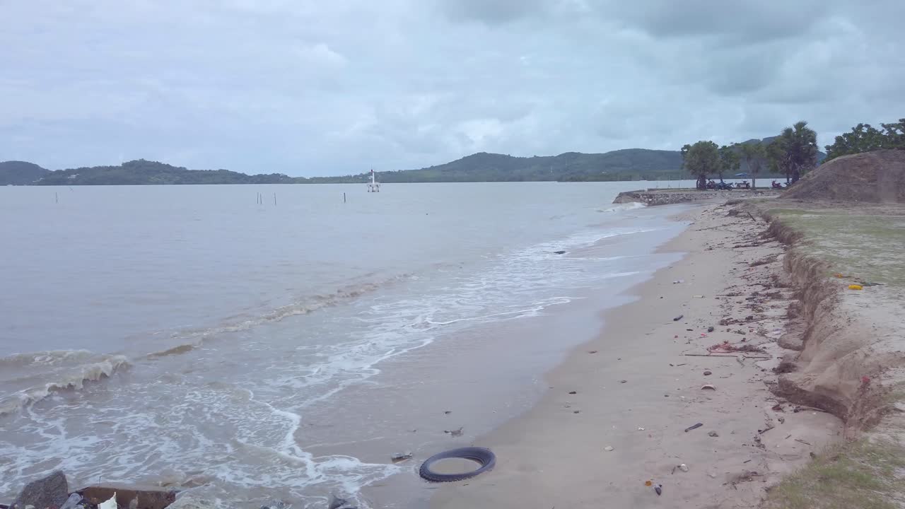 태국 푸켓에서 바람이 불고 비가 내리는 구름이 많은 바가의 풍경 - 오염 지구 온난화 환경, 해양 플라스틱 행성 위기