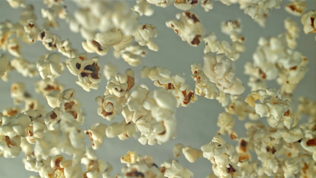 Popcorn che cade al rallentatore estremo