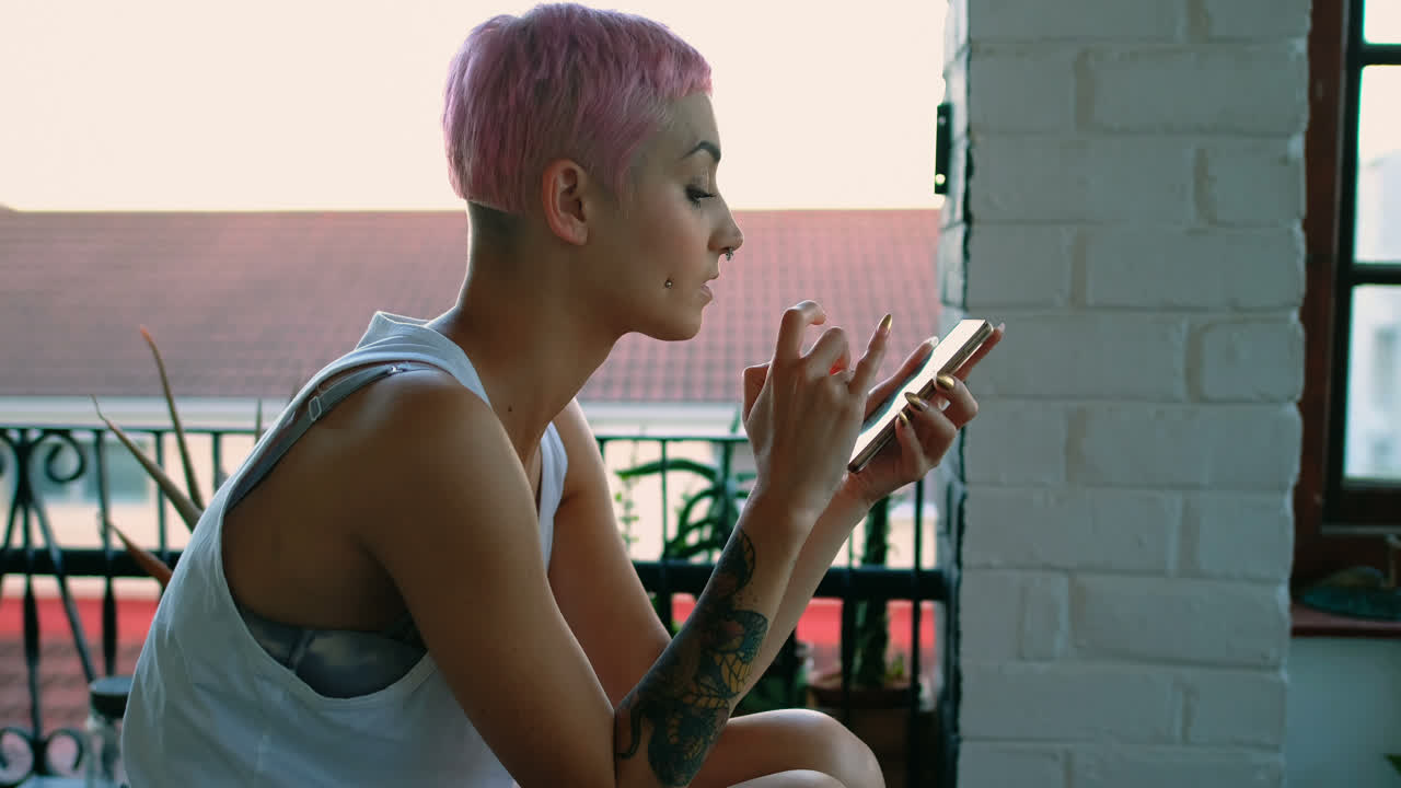 집에서 휴대폰을 사용하는 여성 4k