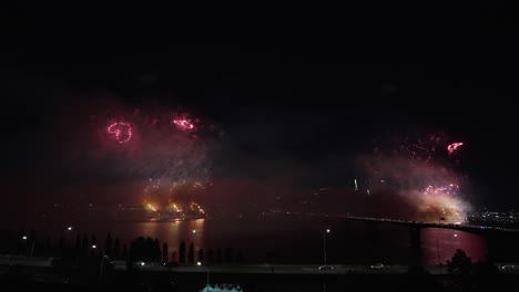 espectacular espectáculo de fuegos artificiales sobre el horizonte de la ciudad por la noche