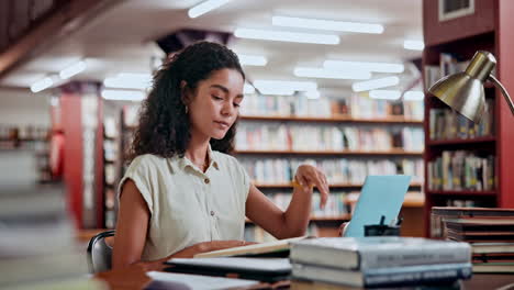 mujer estudiando en una biblioteca