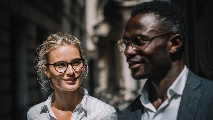 Une rencontre joyeuse : deux amis engagés dans une conversation animée tout en profitant d'une journée ensoleillée dans un cadre urbain
