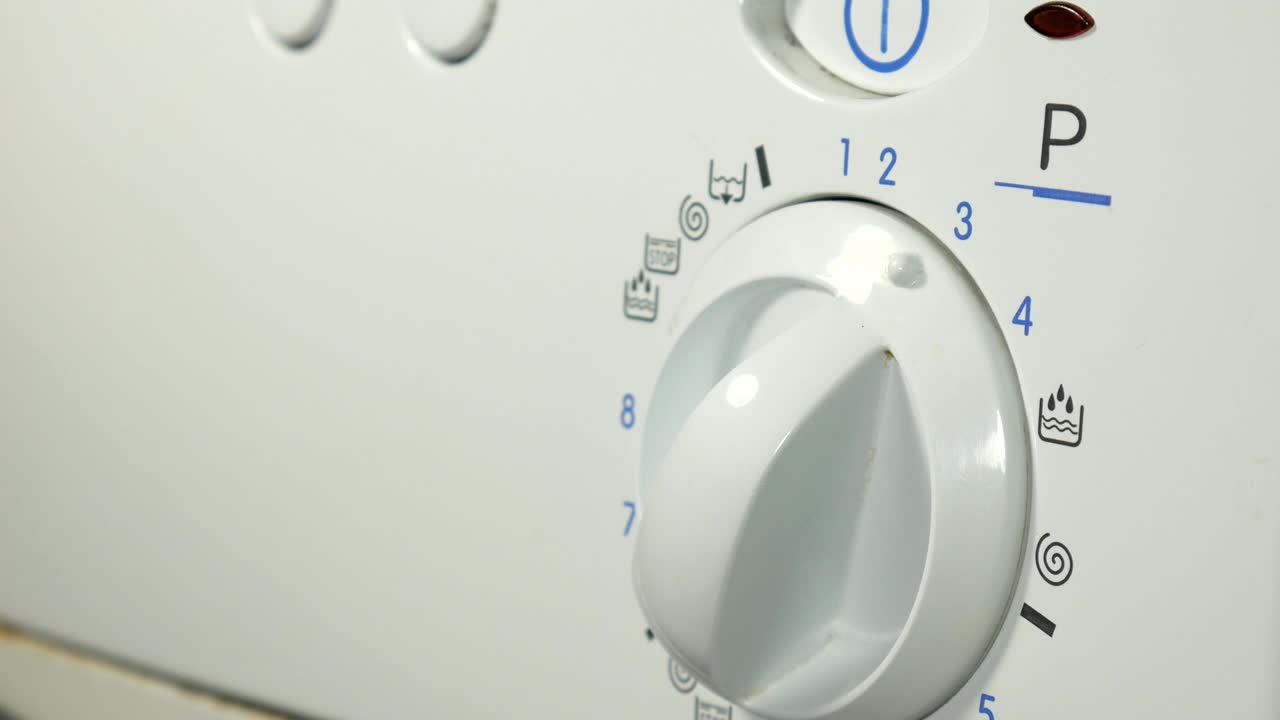 lavadora. programa de configuración en una lavadora de cerca, roto.