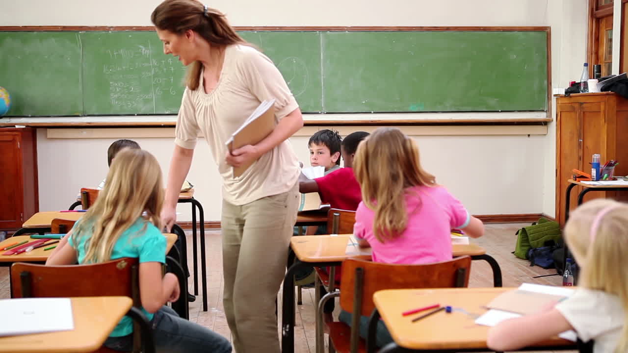 el maestro entregando los deberes.