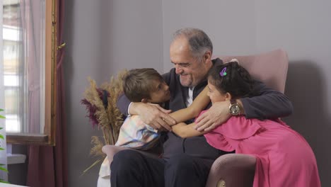 los nietos abrazan a sus abuelos.
