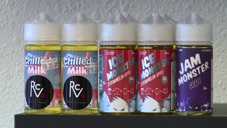 상점 선반에 액체를 vaping