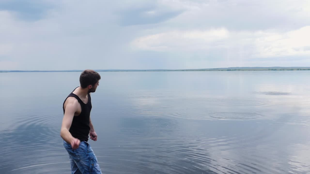 호수 에 돌 을 던지는 사람