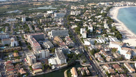 Ciudad-De-Alcudia-En-La-Costa-Con-Playas,-Hoteles-Y-Tráfico-En-La-Calle-Principal.