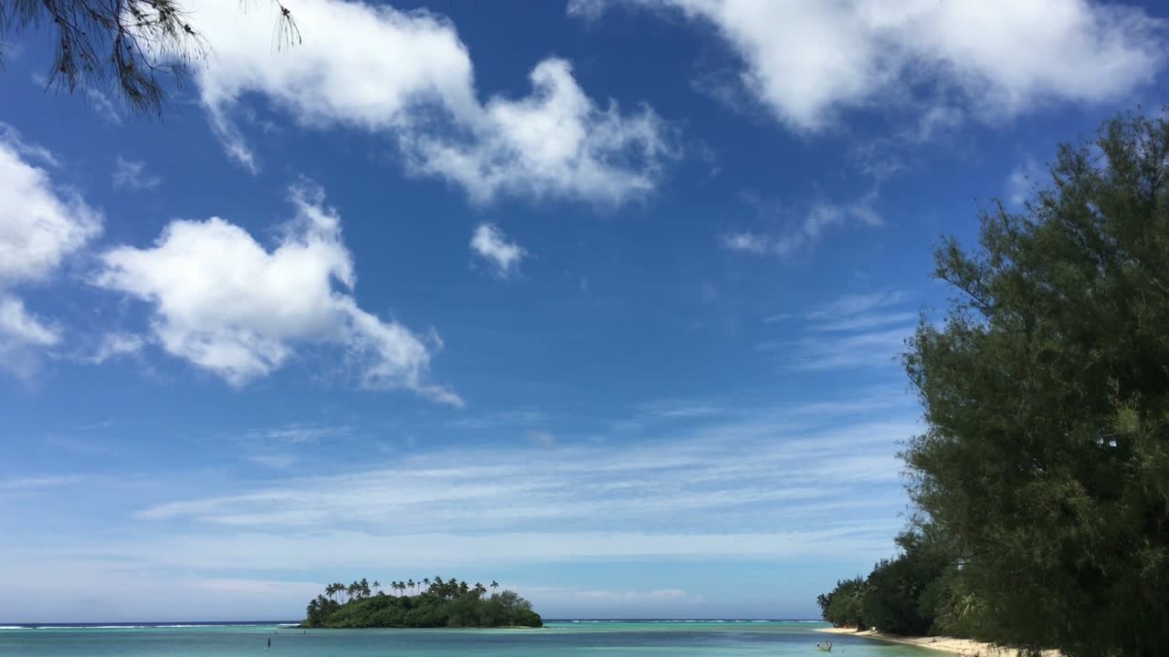 섬의 라로톤가에 있는 무리 호수 풍경.