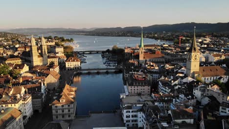 sobrevuelo aéreo sobre zúrich, suiza sobre el río limamat con vistas a las diversas iglesias, tejados y lago