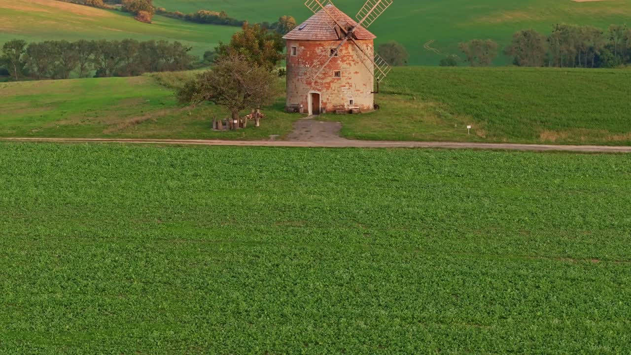 Prospettiva da drone di un vecchio mulino a vento circondato dalla natura, Repubblica Ceca