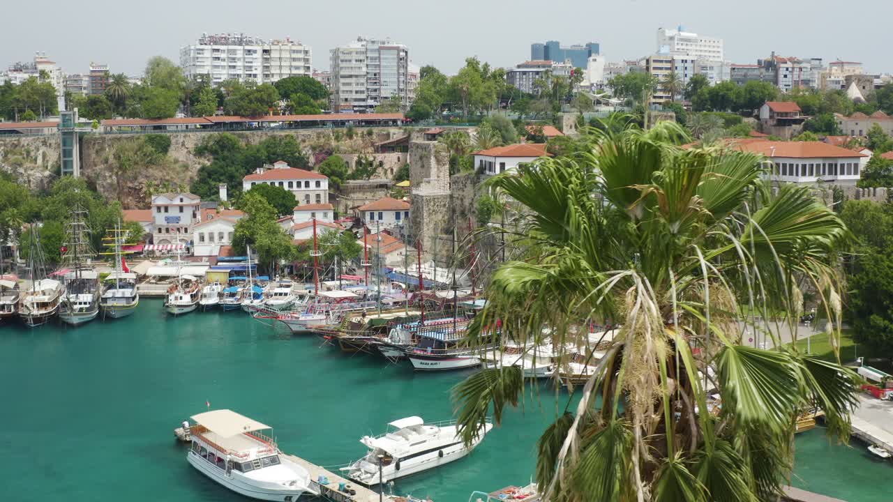 marina de antalya con el castillo de antalia