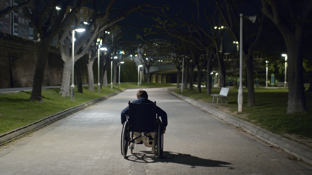 se acostumbrará a moverse en silla de ruedas.