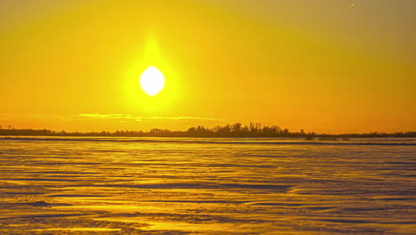 Atemberaubender-Zeitraffer-Bei-Sonnenuntergang,-Der-Einen-Tanz-Aus-Orangetönen-In-Der-Landschaft-Erzeugt