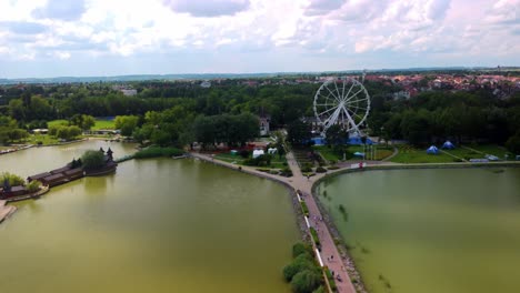 Rueda-De-La-Fortuna,-Keszthely,-Balaton,-Playa,-A-Bordo,-Drone