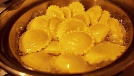 Ravioli-Werden-In-Einer-Wackeligen-Pfanne-Mit-Kochendem-Wasser-In-Warmem-Licht-Aus-Nächster-Nähe-Gekocht