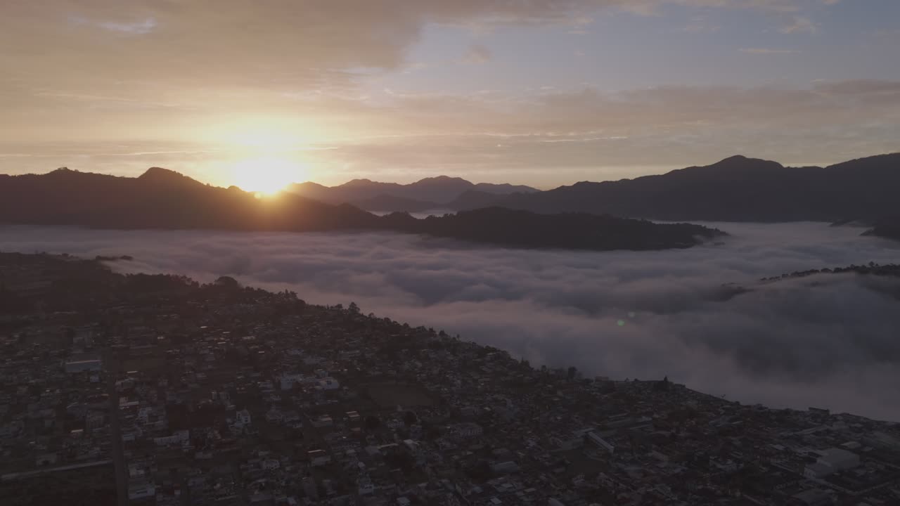vista aérea de un hermoso amanecer, niebla blanca y montañas en el barranco de goldfinches