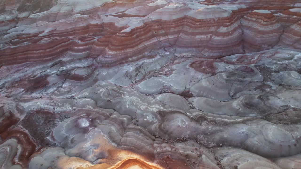 유타주 벤토나이트 힐스 (bentonite hills, utah) 를 바라보는 4k 드론  (aerial 4k drone push) 은 푸른 시간에 화성과 같은 다채로운 풍경이 부드럽게 윤을 이루고 있으며, 갈색, 빨간색, 보라색, 회색 및 녹색의 다양한 색조의 으로 여 있습니다.