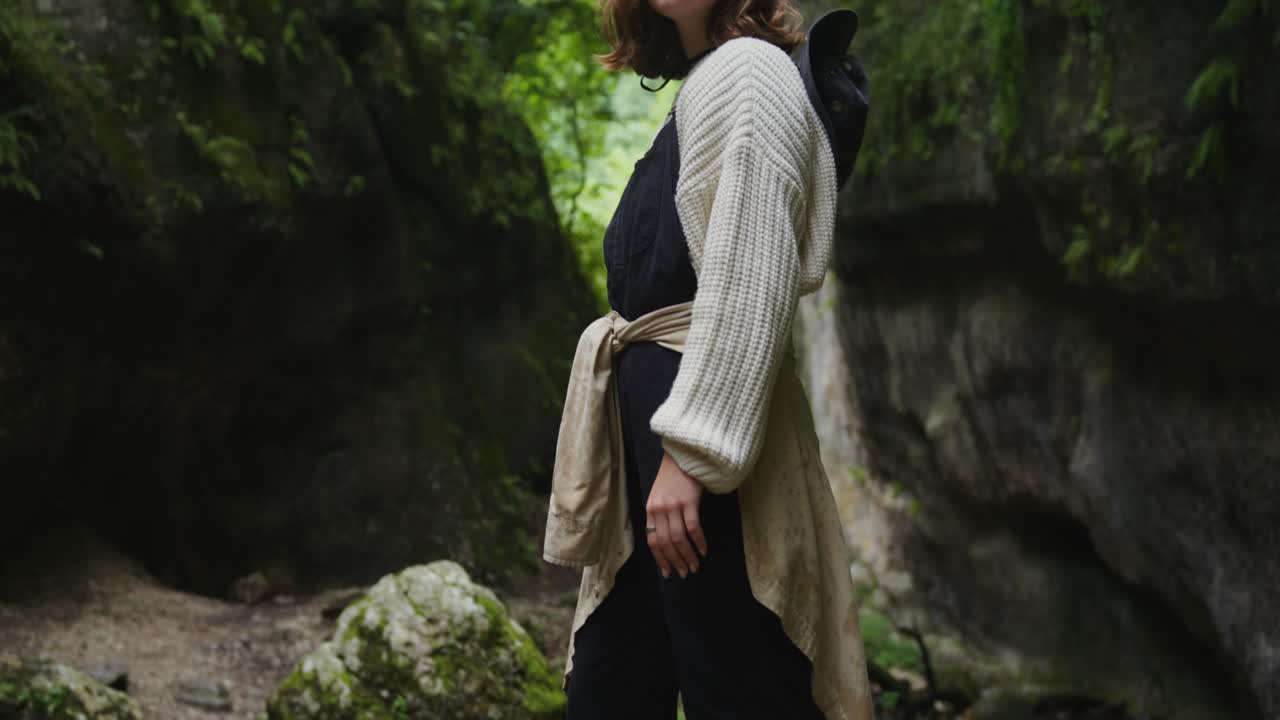 숲 속 동굴 에서 산책 하는 십대 소녀