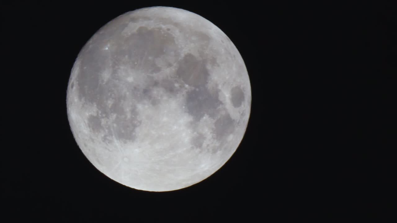 Lua cheia contra um céu preto.