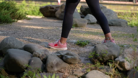mujer caminando por las rocas en el parque