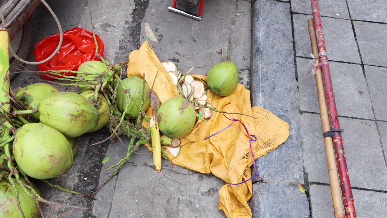 cocos expuestos en una calle de hanoi