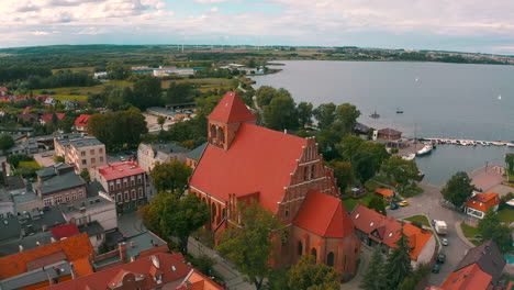 Drone-shot-above-city-of-Puck-with-church-in-the-middle