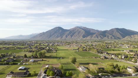 Wasatch-berge-Mit-Mapleton-Und-Spanischen-Gabeldörfern-In-Utah,-Usa