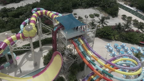 vista aérea: turistas en la parte superior de la alta torre de toboganes de agua en las bahamas