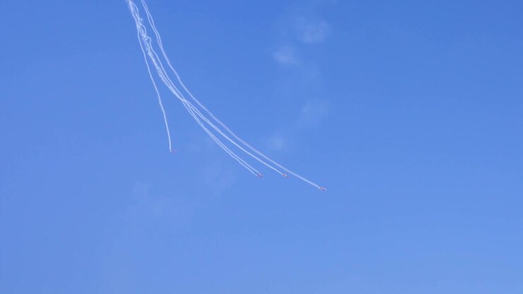 Démonstration aérienne par les avions de l'équipe de voltige aérienne Surya Kiran de l'armée de l'air indienne 3