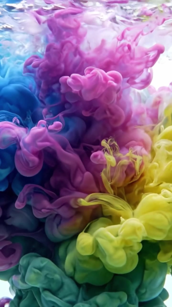 Un Viaggio Visivo Ipnotizzante Attraverso Colori Vibranti, Evidenziando lo Splendido Vortice e la Fusione di Pigmenti Fluidi che Creano un Incantevole Spettacolo di Arte in Movimento