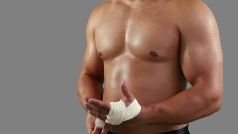 hombre musculoso serio con vendaje