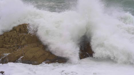 Súper-Cámara-Lenta-Ola-Rompiendo-Rocas