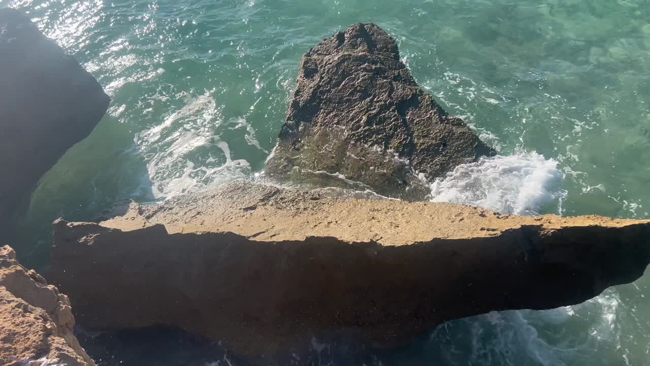 gran roca en el mar, paphos, chipre