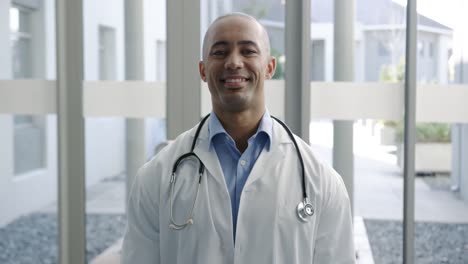 joven médico sonriendo a la cámara 4k