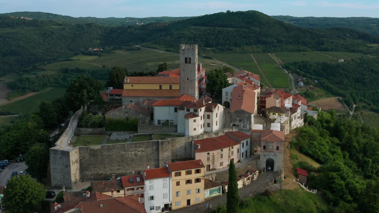 toma aérea dando vueltas alrededor de la antigua ciudad amurallada de motovun, croacia en una tarde brillante