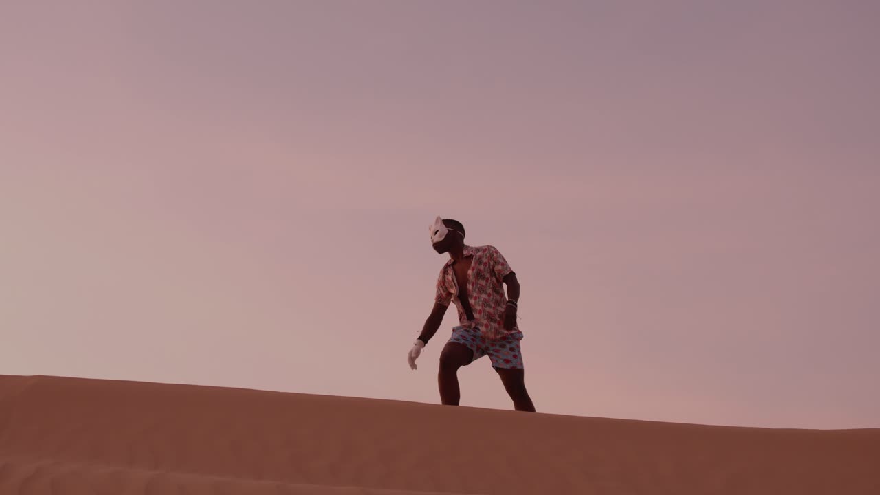 hombre afroamericano bailando al estilo uganda en el desierto