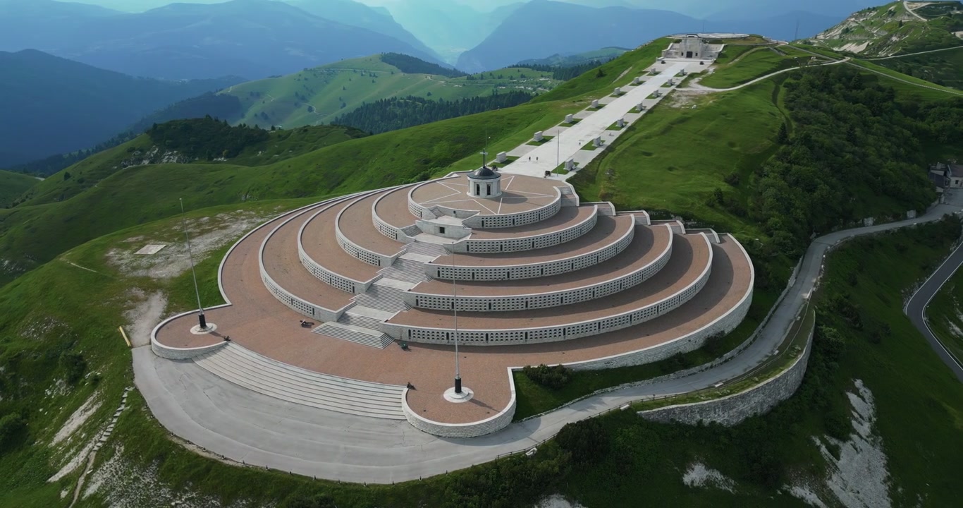 Sacrario Militare del Monte Grappa - Memoriale militare della Prima Guerra Mondiale con santuario a Borso del Grappa, Treviso, Italia. Ripresa aerea.