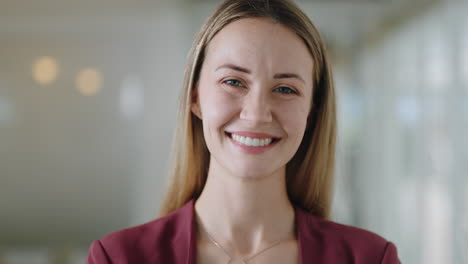 retrato feliz mujer de negocios caucásica sonriendo disfrutando de una carrera exitosa orgullosa empresaria en la oficina lugar de trabajo testimonio 4k metraje