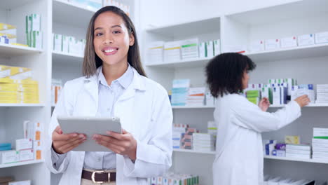 farmacéutico con tableta digital mientras hace inventario