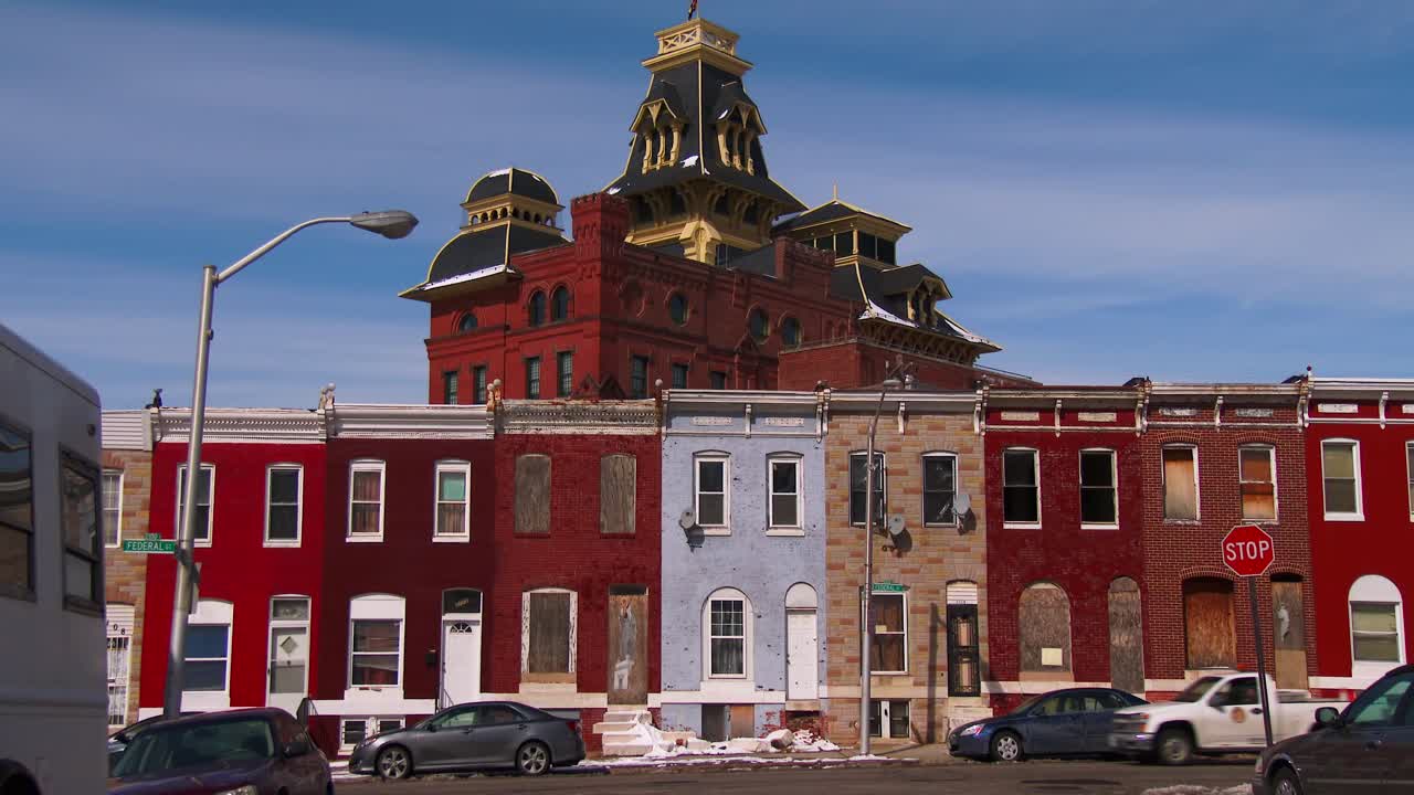 볼티모어의 겨울 거리를 따라 버려진 연립 주택