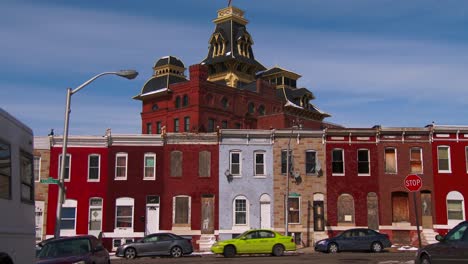 Hilera-De-Casas-Abandonadas-A-Lo-Largo-De-Una-Calle-De-Invierno-En-Baltimore