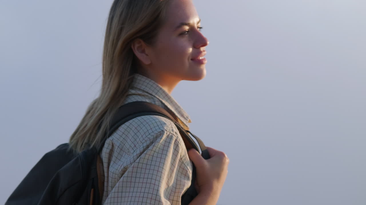 mujer con mochila en una montaña