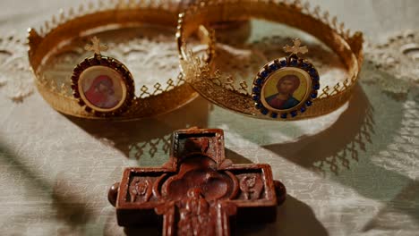 coronas de boda en la iglesia ortodoxa, objetos de ceremonias religiosas