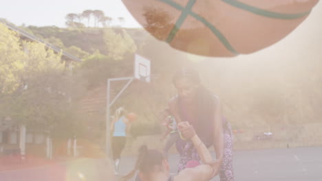 animación de baloncesto sobre mujeres diversas jugando baloncesto al aire libre