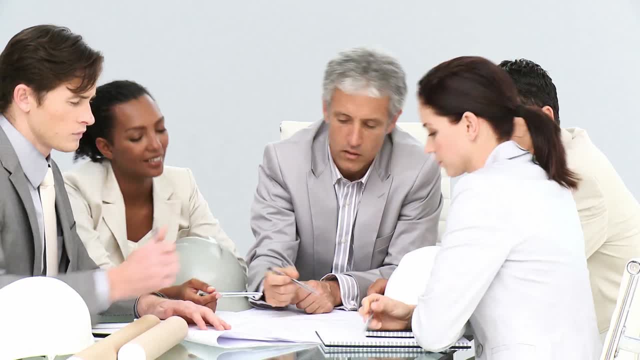 arquitectos competitivos teniendo una lluvia de ideas