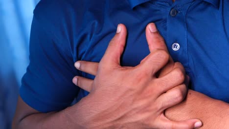 hombre con dolor en el pecho