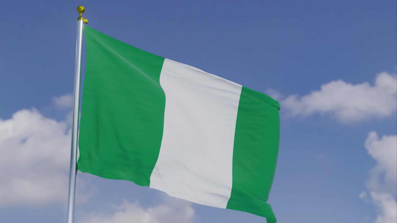 bandera de nigeria moviéndose en el viento con un cielo azul claro en el fondo, nubes moviéndose lentamente, asta de la bandera, cámara lenta