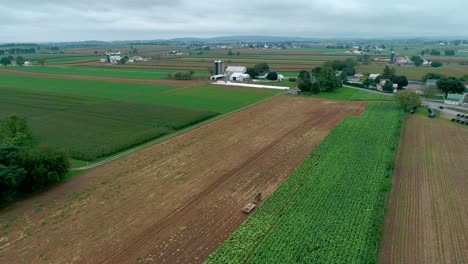 granjeros amish cosechando cultivos de otoño vistos por un dron