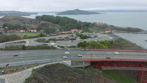 vista aérea de los automóviles que conducen al puente de san francisco a través de la tierra